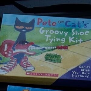 Scholastic Pete the Cat Groovy Shoe Tying Kit - Blue, Red, Green